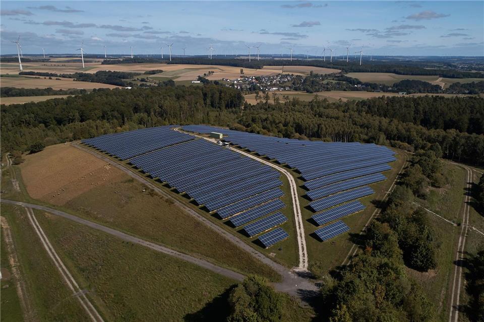 Ob Photovoltaik- oder Windkraft-Park - für beide soll nach dem Willen der Grünen-Fraktion künftig die Pflicht bestehen, Kommunen und Bürger daran zu beteiligen. (Archivbild)Thomas Frey/dpa