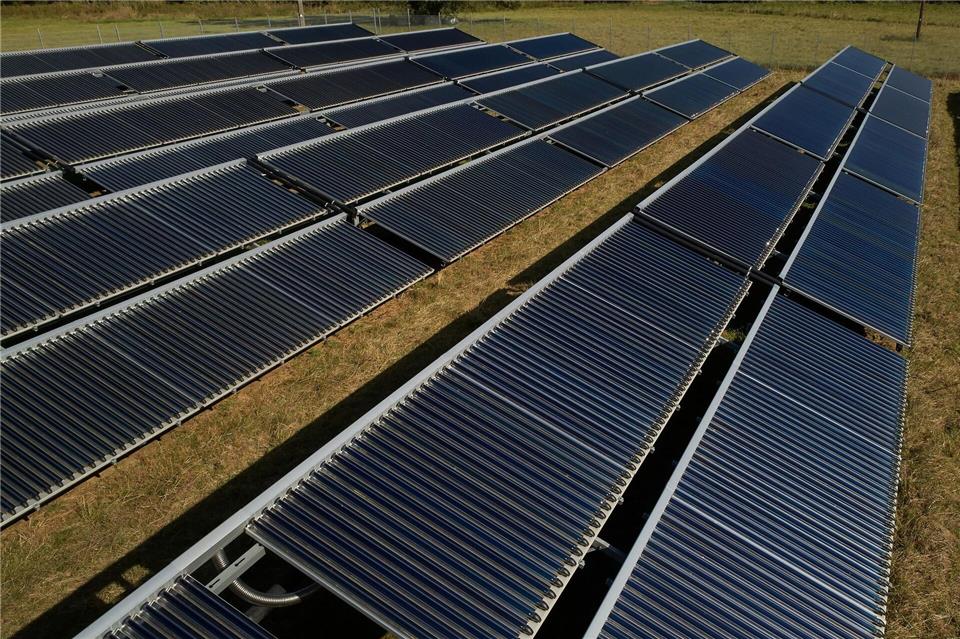 Ob Photovoltaik- oder Windkraft-Park - für beide soll nach dem Willen der Grünen-Fraktion künftig die Pflicht bestehen, Kommunen und Bürger daran zu beteiligen. (Archivbild)Thomas Frey/dpa