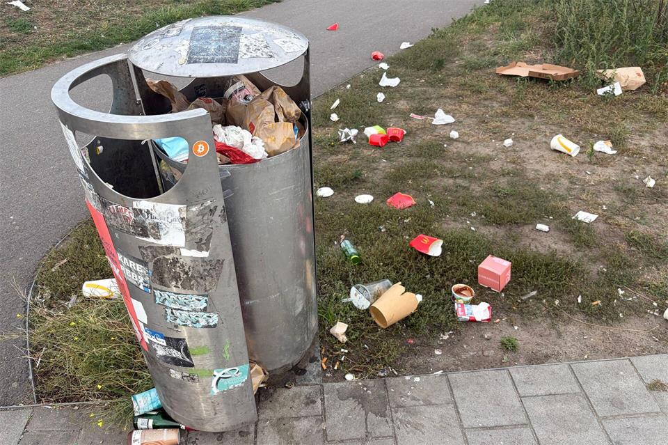 Ob Potsdam künftig sauberer wird? Anders als in Berlin wird in Potsdam ab 1. Oktober eine kommunale Verpackungssteuer fällig. (Symbolbild)Anja Mia Neumann/dpa