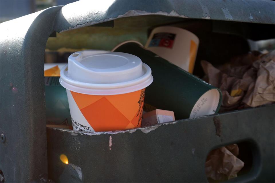 Ob Potsdam künftig sauberer wird? Anders als in Berlin wird in Potsdam ab 1. Oktober eine kommunale Verpackungssteuer fällig. (Symbolbild)Michael Bahlo/dpa