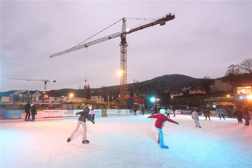 Ob Profis oder Anfänger: Auf den Eisbahnen im Land kann sich jeder ausprobieren.Thomas Frey/dpa