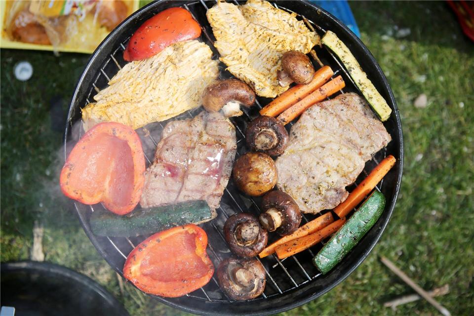 Ob Tofuwurst oder Steak: Im Frühling kann der Grill wieder angeschmissen werden. (Symbolbild)picture alliance / dpa