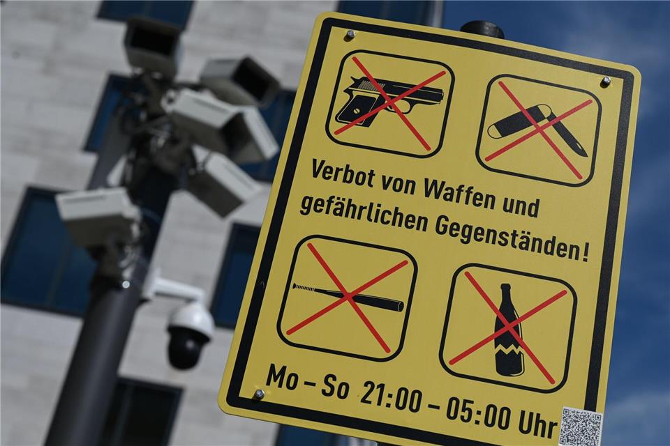 Ob Waffenverbotszonen das Sicherheitsgefühl stärken, ist wissenschaftlich nicht belegt. (Archivbild)Arne Dedert/dpa