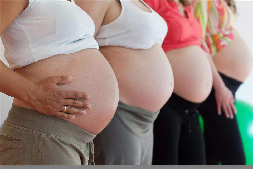 Ob Yoga, Pilates oder Wassergymnastik: Es gibt zahlreiche Sportkurse speziell für Schwangere. Patrick Pleul/dpa/dpa-tmn
