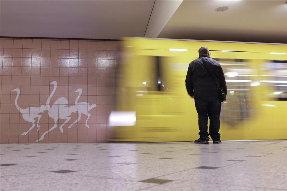 Ob Zugangssperren die U-Bahn in Berlin sicherer machen würde, gilt als umstritten. (Symbolfoto)Jörg Carstensen/dpa
