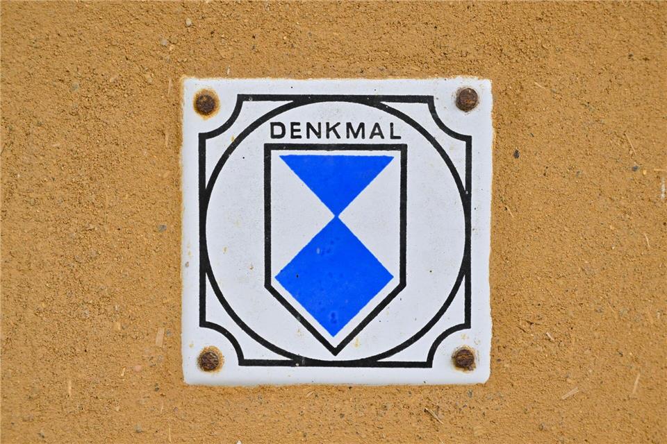 Experten beraten über Denkmalschutz für DDR-Landwirtschaft Ob bedeutende landwirtschaftliche DDR-Anlagen knapp 35 Jahre nach der Wende unter Denkmalschutz gestellt werden sollen, beraten Experten der Länder bei einem dreitägigen Treffen im Altenburger Land. (Archivbild)Patrick Pleul/dpa