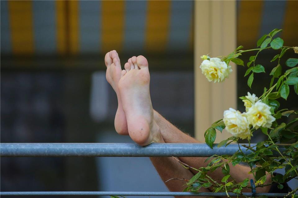 Ob beim Entspannen auf dem Balkon oder im Alltag: Gepflegte Füße brauchen Aufmerksamkeit. Auch Männerfüße!picture alliance/dpa