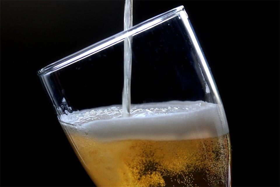 Ob das Angebot von Alkohol in der Gaststätte vereinbart war oder nicht, ist umstritten. (Symbolbild)Roland Weihrauch/dpa