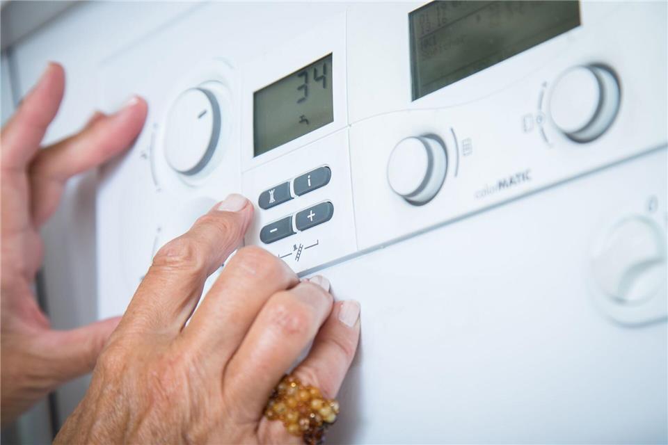 Ob das Haus mit einer Wärmepumpe ausreichend warm werden würde, können Eigentümer mit Hilfe der Vorlauftemperatur des Heizkessels prüfen.picture alliance / dpa-tmn