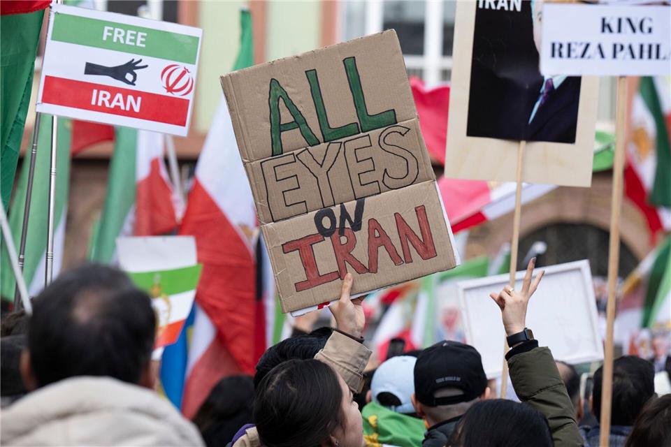 Ob die Situation im Iran, prokurdische Proteste oder der Kampf gegen Rechts: Auch in Hessen gibt es viele Gründe auf die Straße zu gehen. (Archivbild)Boris Roessler/dpa