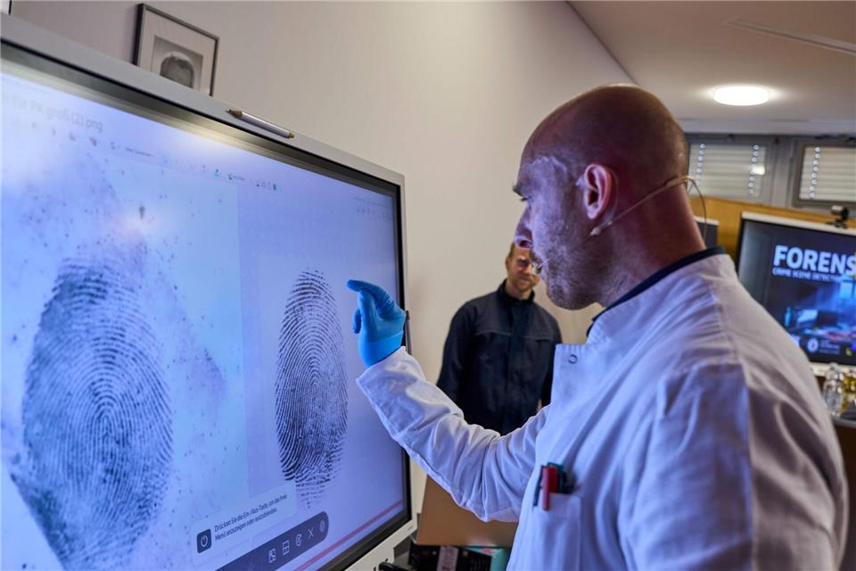 Ob ein Fingerabdruck zu einem anderen passt, ist in echt schwieriger als bei „Forensics“.Sascha Ditscher/dpa