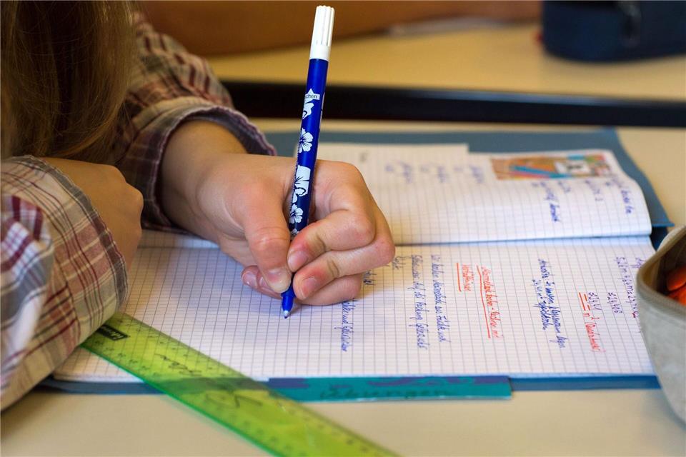 Ob ein Kind die linke Hand bevorzugt, ist nicht erst bei Schulbeginn klar, sondern bereits im Alter zwischen zwei und vier Jahren.Jens Büttner/dpa/dpa-tmn