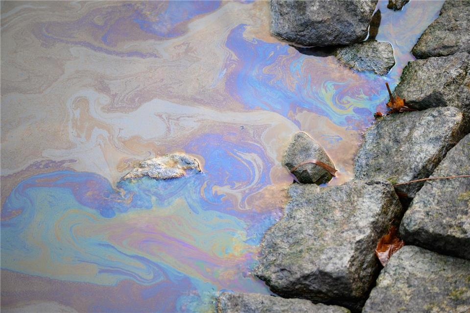 Ob ein Schaden für die Umwelt entstanden ist, ist noch nicht bekannt. (Symbolbild)Jonas Walzberg/dpa