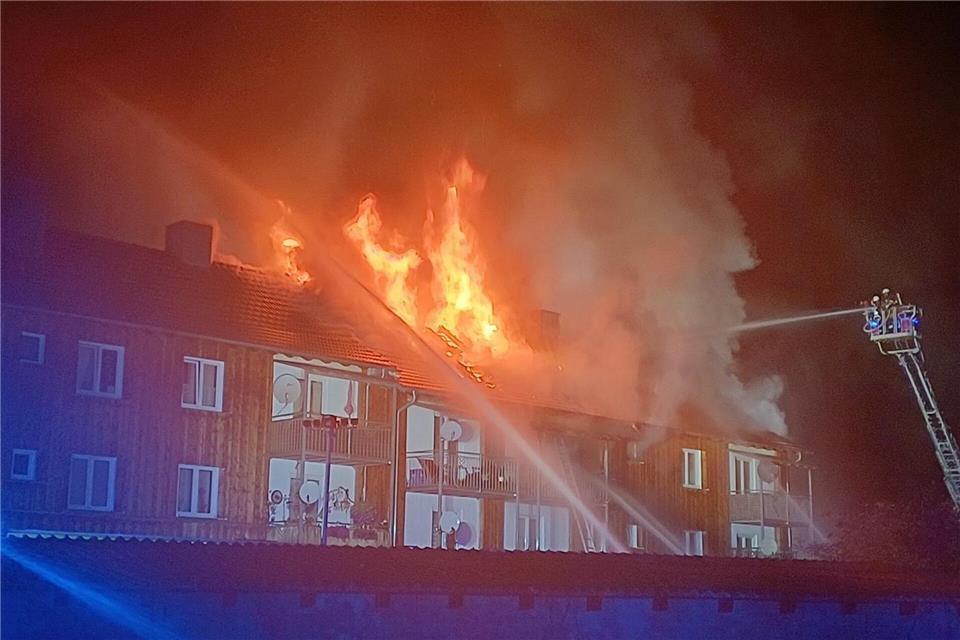 Ob es Verletzte bei dem Brand gab, war am frühen Morgen noch unklar.---/Zema Medien/dpa
