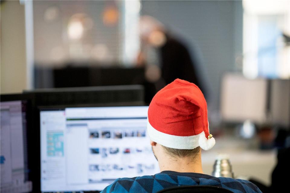 Ob es Weihnachtsgeld gibt oder nicht, kann im Tarif- oder Arbeitsvertrag festgehalten sein.picture alliance / dpa-tmn