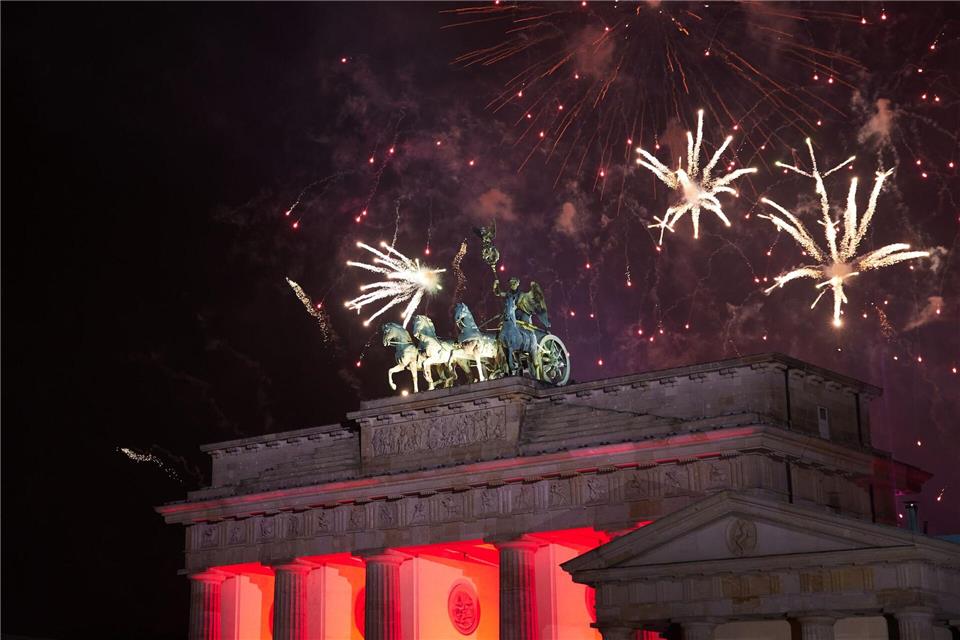 Ob es am Brandenburger Tor in diesem Jahr ein großes Feuerwerk gibt, ist noch nicht sicher. (Archivfoto)Jörg Carstensen/dpa