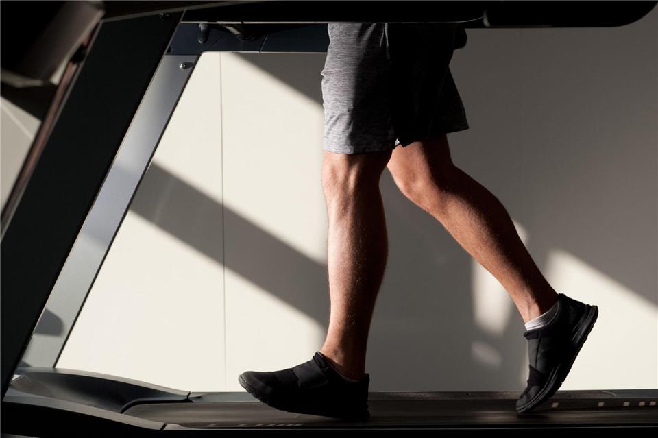 Ob es ein Fitnessgerät zu Hause gibt, ist auch eine Frage des Geldes. (Symbolbild) Klaus-Dietmar Gabbert/dpa-tmn/dpa