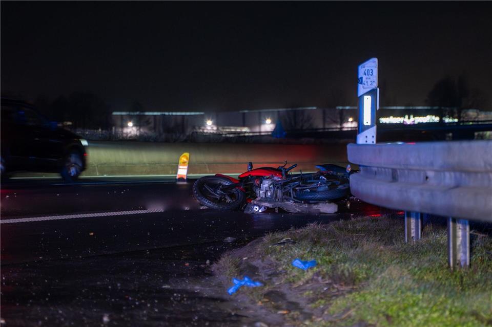 Ob es sich bei dem Verstorbenen um den Motorradfahrer handelt, gab die Polizei zunächst nicht an.Artpictures/dpa
