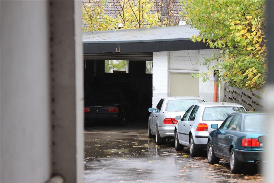 Staatsanwaltschaft: Waffenfunde und Festnahmen in NRW Ob es sich bei den Fundstücken um scharfe Schusswaffen handelt, wird noch untersucht.Sascha Thelen/dpa