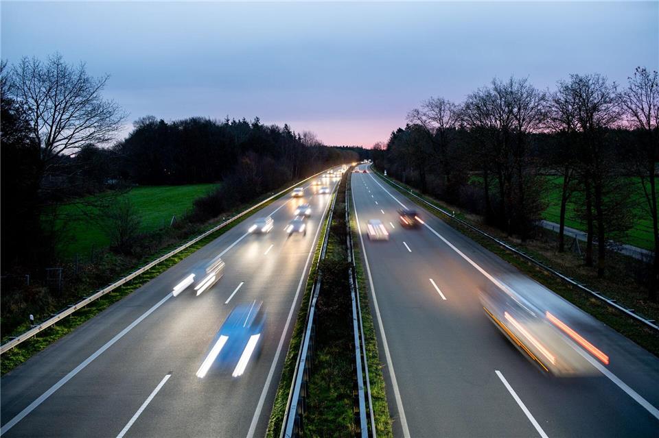 Ob für den Weg zur Arbeit oder um die Kinder beim Fußballtraining abzugeben: Wer dafür seinen Dienstwagen nutzt, muss den geldwerten Vorteil versteuern.Hauke-Christian Dittrich/dpa