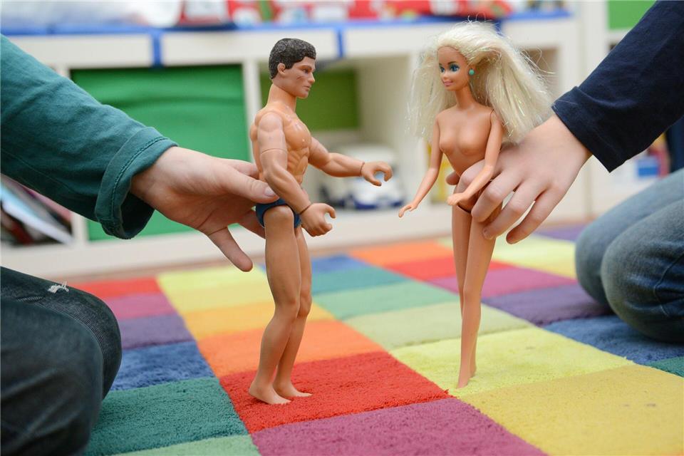 Ob für den eigenen Körper oder Spielzeugpuppen: Kinder sollten nicht nur Begriffe für Augen, Nase, Mund, Arme und Beine selbstverständlich aussprechen, sondern gleichermaßen für die Geschlechtsorgane.Andrea Warnecke/dpa-tmn