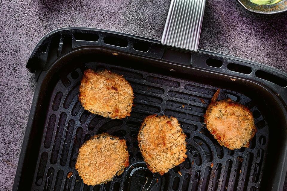 Ob gekauft oder selbstgerollt: Wer Sushi in Tempurateig taucht und im Airfryer ausgebacken lässt, hat im Handumdrehen leckere Knusper-Häppchen. Hubertus Schüler/Becker Joest Volk Verlag/dpa-tmn