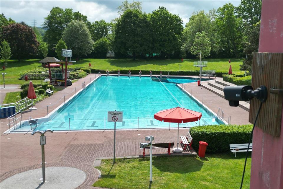 Ob im Freibad Vallendar noch ein Platz frei ist, kann über die Webcam überprüft werden.Thomas Frey/dpa