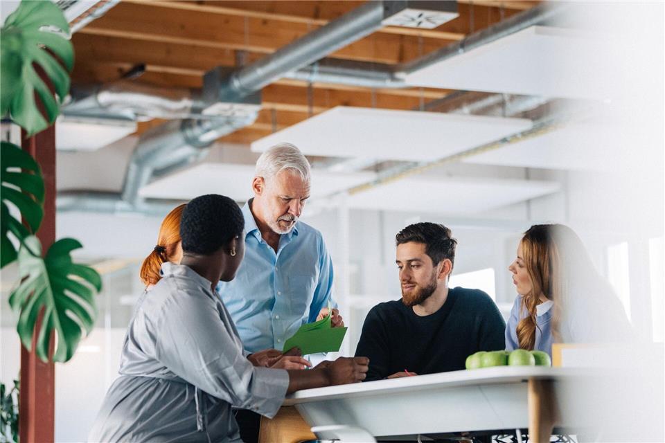 Ob im Job oder in der Partnerschaft: Um ein besseres Verhältnis zwischen Geben und Nehmen herzustellen, braucht es ein offenes Gespräch. picture alliance/dpa/dpa-tmn
