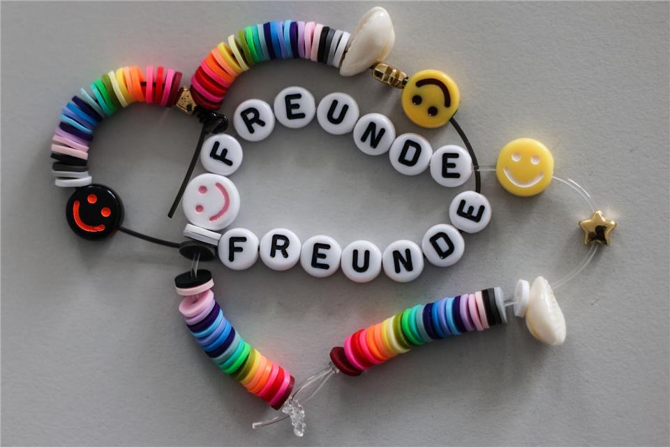 Ob im Kindesalter oder als Greis: Ohne Freunde kann man Experten zufolge nicht glücklich sein. (Symbolbild)Oliver Berg/dpa