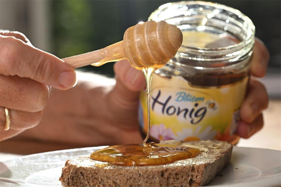 Ob im Tee oder auf dem Brot: Honig ist begehrt. Bernd Weißbrod/dpa
