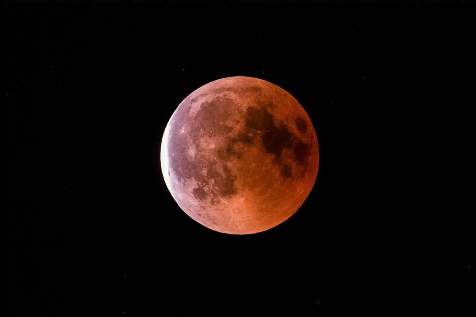 Ob man den Mond in Bayern am Sonntag so deutlich sehen kann, ist unklar. (Archivbild).Silas Stein/dpa