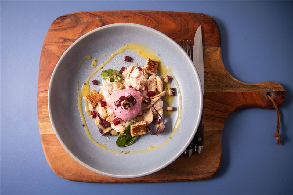 Ob mit Kondensmilch oder vegan: Das Rote-Bete-Eis passt nicht nur als Nachtisch, sondern auch auf geräucherter Forelle mit Blattsalaten, Toastwürfel und Vinaigrette.Christin Klose/dpa-tmn
