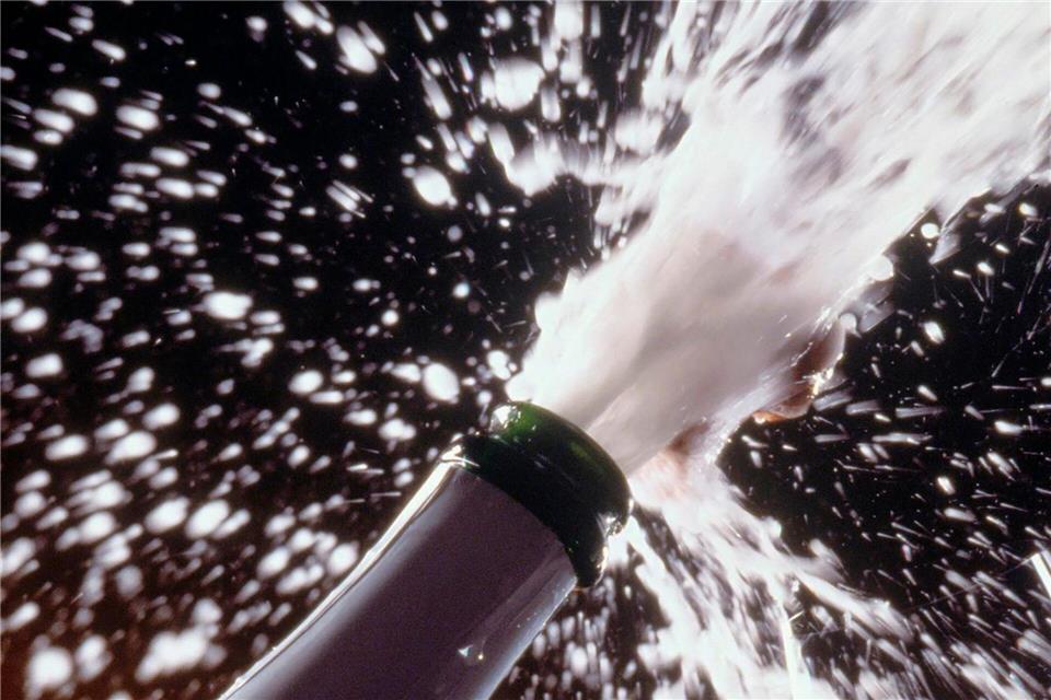 Ob mit oder ohne Grund zum Anstoßen: Die Deutschen lassen gern die Korken knallen. DWI/deutscheweine.de/dpa-tmn