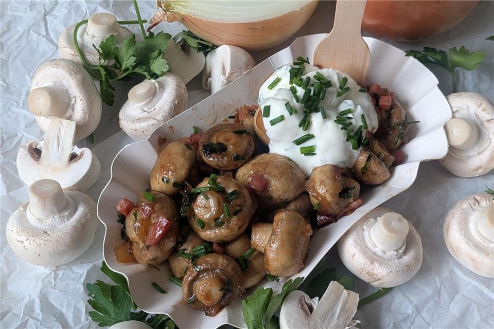 Ob mit oder ohne Speckwürfelchen: Beim Anblick des Schälchens mit den Champignons fühlt man sich wie auf dem Weihnachtsmarkt.Doreen Hassek/dpa-tmn