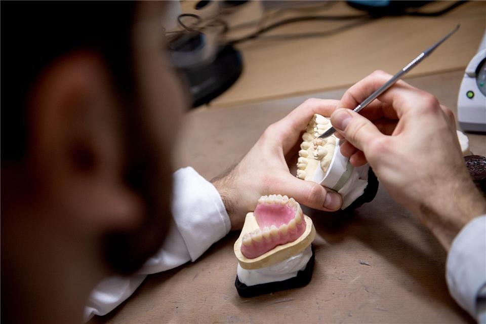 Ob mit oder ohne Zahnzusatzversicherung: Versicherte müssen oft zumindest anteilig für Zahnersatz zahlen.picture alliance/dpa/dpa-tmn