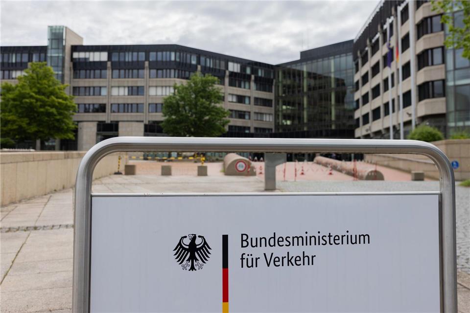 Ob und unter welchen Bedingungen die Brücke wieder für den Verkehr freigegeben werden kann, ist noch offen.Rolf Vennenbernd/dpa