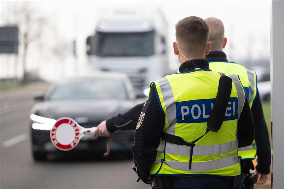Ob und wann die europäische Asylreform auch zum Ende der deutschen Grenzkontrollen führen wird, ist offen. (Archivbild) Marijan Murat/dpa
