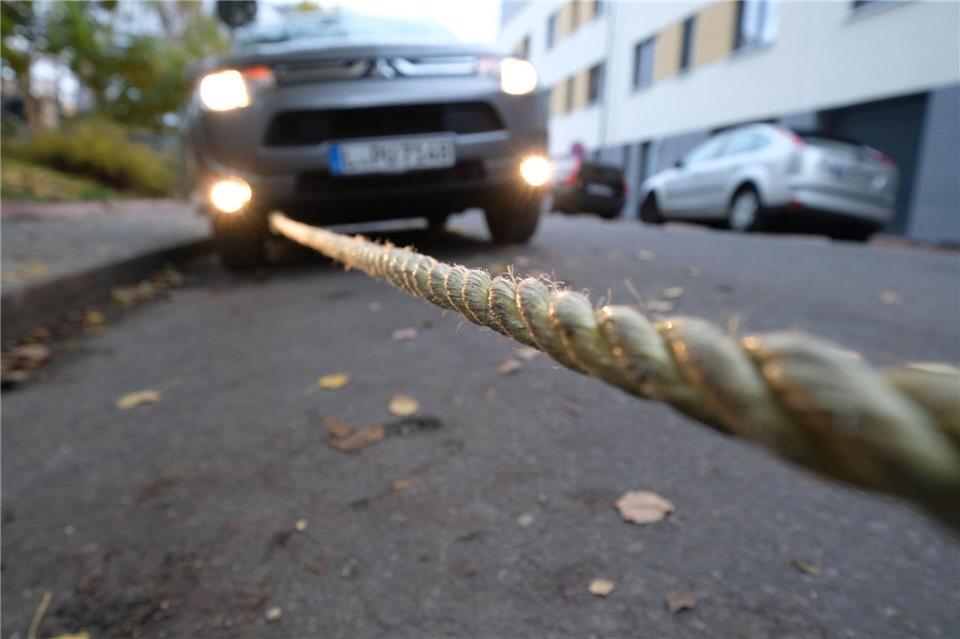 Auto in Eigenregie abschleppen: Das müssen Sie beachten Ob und wie sich das eigene Auto von anderen im Schlepptau ziehen lassen kann, sollte man genau im Bordbuch nachschauen.Sebastian Willnow/dpa-tmn