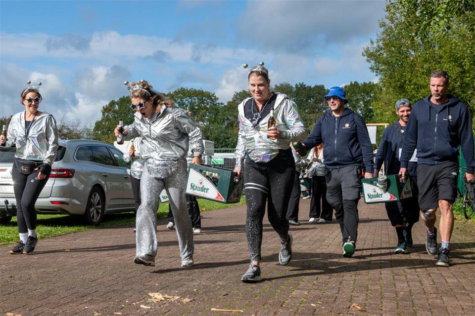 Ob verkleidet wie die Glitzergranaten (links) oder schlichter wie die Herrengruppe rechts: Die Teilnehmer hatten beim Kastenlauf alle Hände voll und mussten dabei Aufgaben lösen.