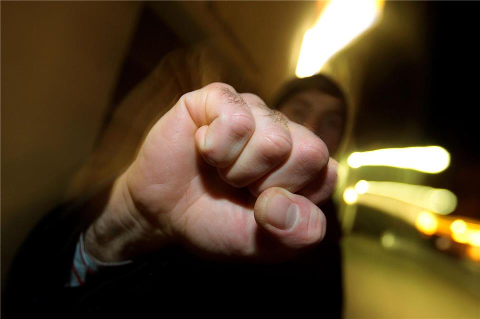 Ob zu Hause oder unterwegs: Wer sich nicht sicher fühlt, greift vielleicht zu Selbstverteidigungswaffen. Doch das ist nicht unbedingt eine gute Idee.picture alliance/dpa