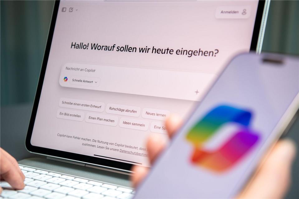 Ob zur Inspiration oder als Organisationshelfer: Wer Chatbots clever einsetzt, kann sich im Arbeitsalltag Erleichterung verschaffen. picture alliance / dpa-tmn