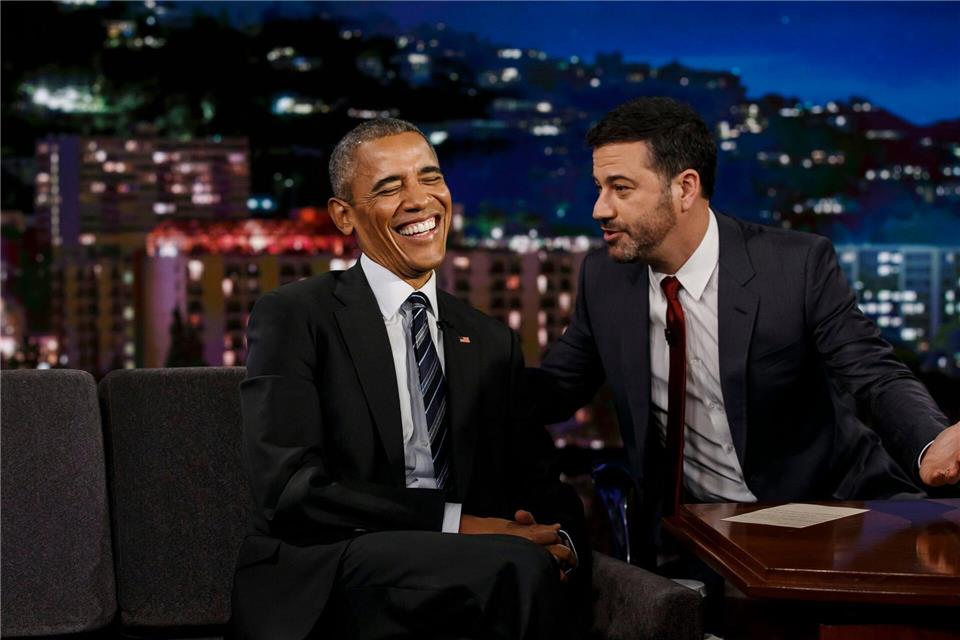 Obama - hier in einer Sendung mit Kimmel - wirft der Trump-Regierung vor, Kritiker mundtot machen zu wollen. (Archivbild)picture alliance / dpa