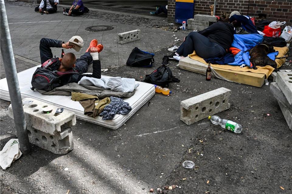 Obdachlose Menschen sind am Bahnhof Zoo zu sehen. (Archivbild) Jens Kalaene/dpa