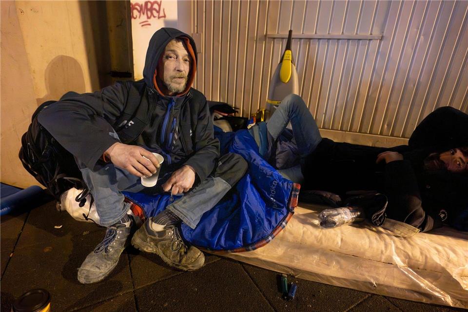 Obdachlose, die in Unterkünften keinen Platz suchen oder mehr bekommen, übernachten wie diese beiden Männer aus Rumänien auf dem Bürgersteig. Boris Roessler/dpa