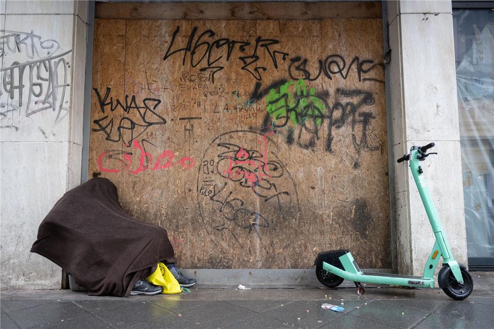 Obdachlose sind Nässe und Kälte oft schutzlose ausgeliefert. (Archivbild)Boris Roessler/dpa