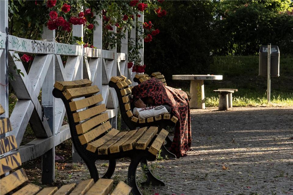 Obdachlose sind der Hitze oft hilflos ausgeliefert. (Symbolbild)Paul Zinken/dpa
