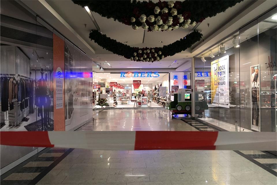 Oben Weihnachtsschmuck, unten Flatterband – so sieht es zurzeit im Vennehof aus.