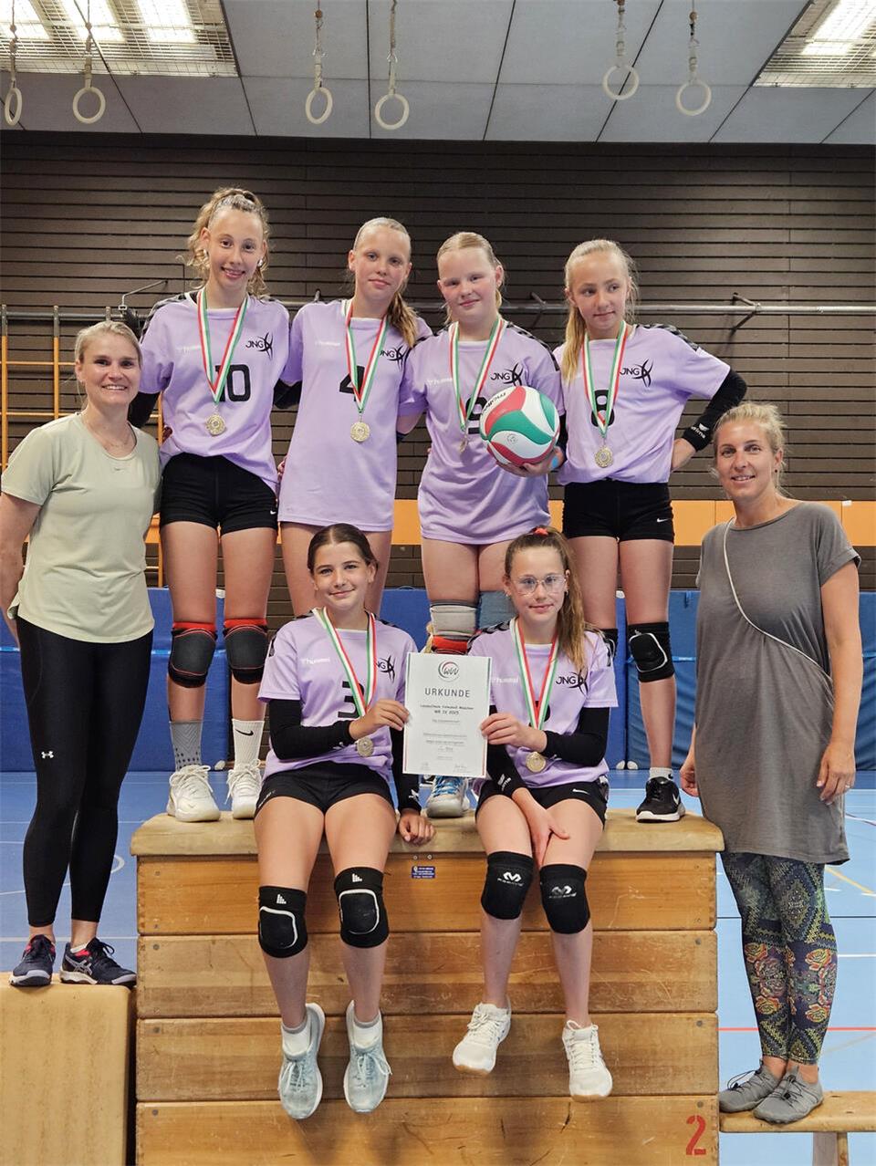 Oben von links: Maria Tebroke, Judith Remmelt, Mia Rottstegge, Annika JohlitzUnten von links: Ines Bathen (Trainerin), Nela Junker, Enie Lansmann Niehaus, Maria Walkenhorst (Trainerin)