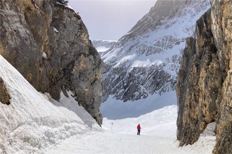 Oben weiß, unten grün: So zeigten sich Skigebiete in der vergangenen Saison. (Archivfoto) Sabine Dobel/dpa
