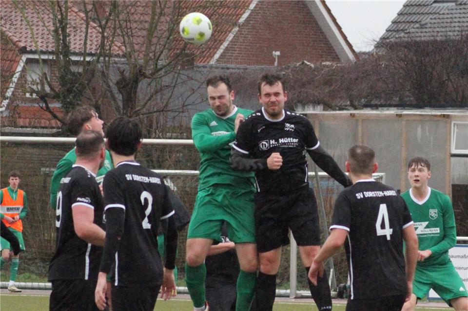 Obenauf: Der TSV Raesfeld II (grüne Trikots) zeigte beim 6:1-Heimsieg gegen den SV Dorsten-Hardt II eine überzeugende Leistung.